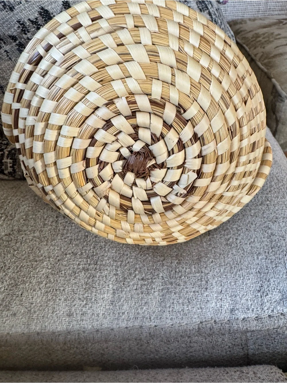 Handwoven Natural Seagrass Basket with swirl handle - Charleston, SC Gulla - Picture 3 of 3